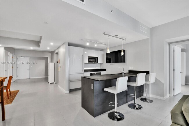 Building Photo - 1010 Brickell Ave