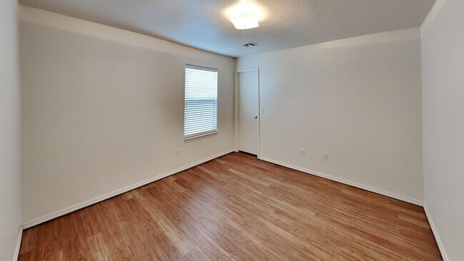 Building Photo - 3 Bedroom 2 Bath with 2 Car Garage - Moore...