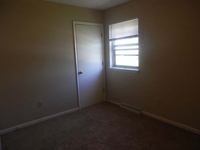 Building Photo - Quality 3 Bedroom 1.5 Bathroom Townhouse