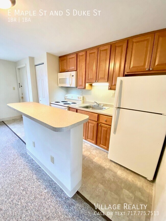 Building Photo - 451 E Maple St