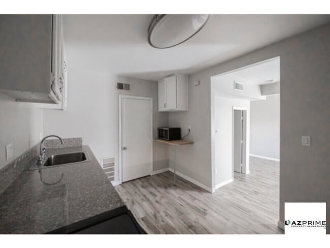 Building Photo - Find Comfort and Style in This Beautifully Designed 1/1 Triplex Unit Nestled in a Peaceful Phoenix N