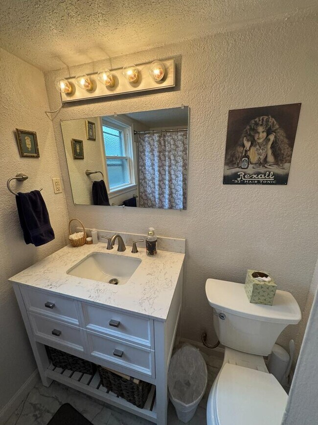 Building Photo - 406 Newtown St