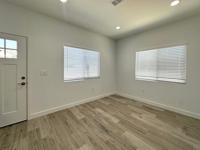 Building Photo - Willow Cir