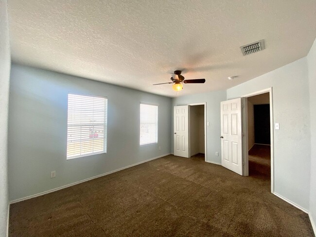 Building Photo - $300 OFF 1ST MONTH RENT IF YOU MOVE IN WIT...