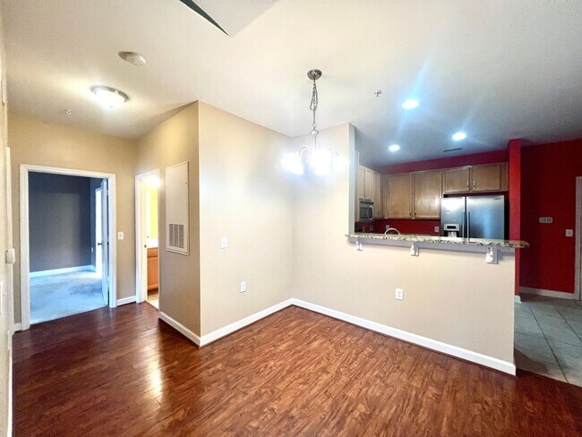 Building Photo - RENT SPECIAL! Beautiful 2 Bedroom 2 Bathro...