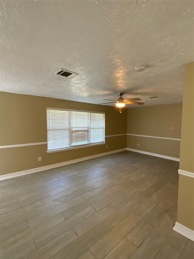 Building Photo - 515 S Burnett Dr