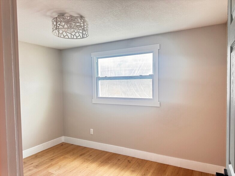 Building Photo - 3205 E Shadowlawn Ave