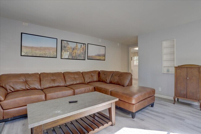 Building Photo - Completely Renovated & Fully Furnished 2Bed/1Bath/1 garage in Arvada!