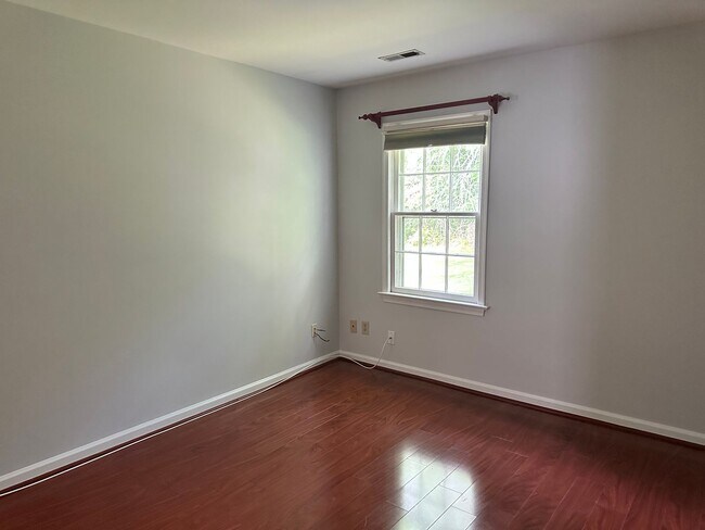 Building Photo - Condo available in the City of Williamsburg! Available July 2026!