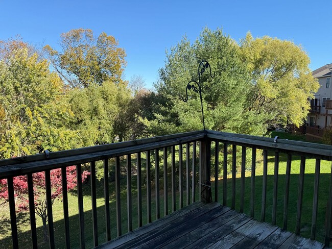 Building Photo - Beautiful 3 Bedroom 1.5 Bathroom Townhome ...