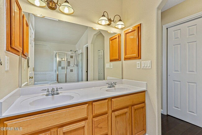 Building Photo - 951 Via Descanso Dr