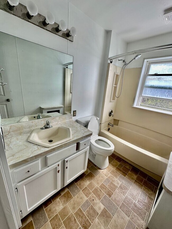 Building Photo - Large end of row 3 bedroom home located in...