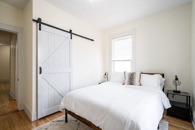 Building Photo - 4Bdrm Upper Flat of Eastside Duplex Fully ...