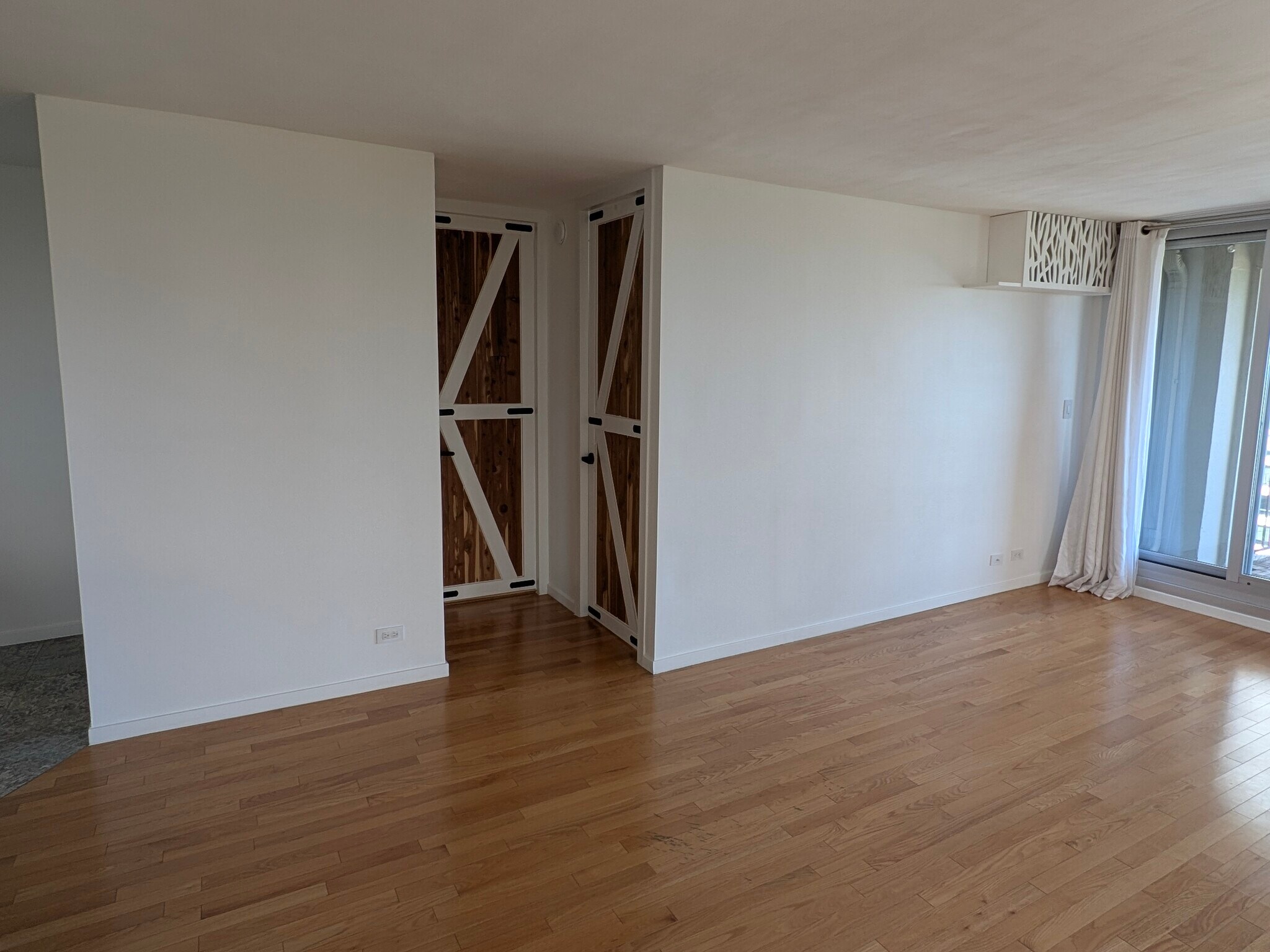 7. Living Room Hallway - 1960 N Lincoln Park W