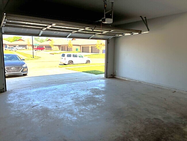 Building Photo - 7508 Redbud Villas Ct