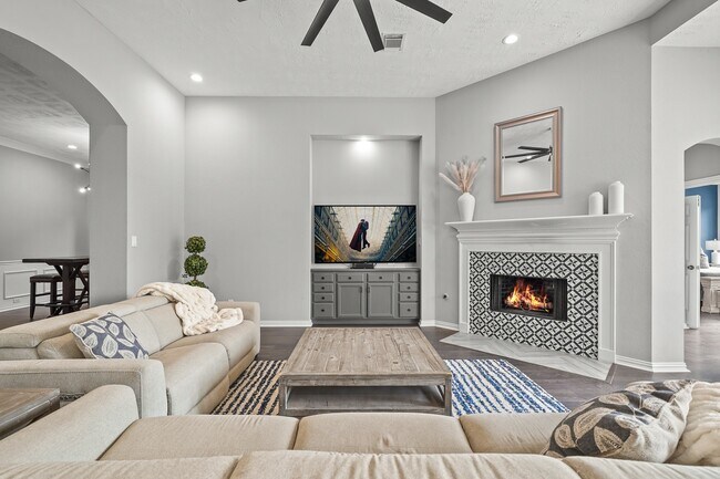 Building Photo - 4703 Oxbow Cir W
