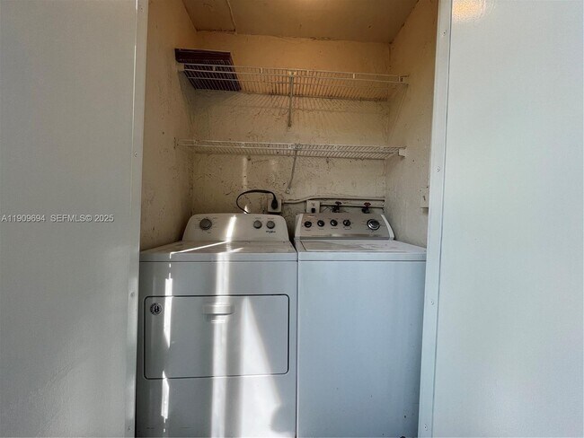 Building Photo - 842 NE 209th St