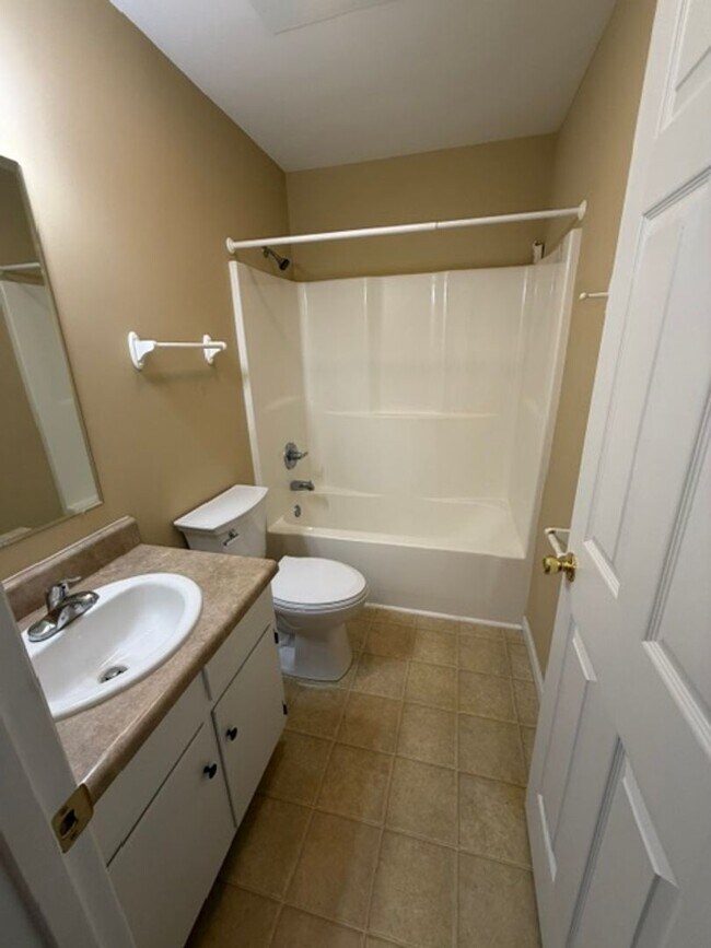 Building Photo - 2 Bedroom 2 Bath Duplex with Garage
