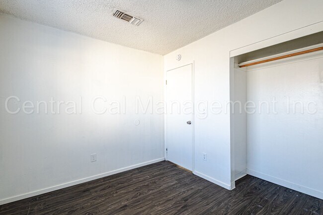 Building Photo - 2 Bedroom/1 Bath Home - $1450 Per Month