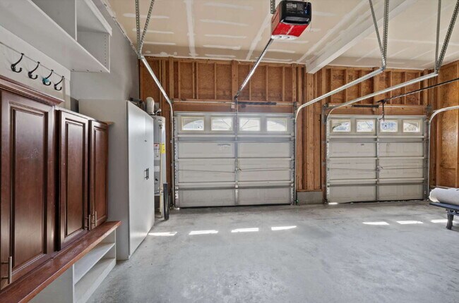 Building Photo - Spacious 5-Bedroom Living with Scenic View