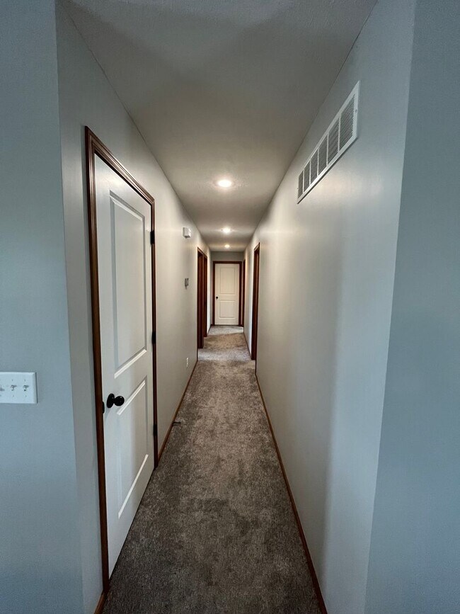 Building Photo - 7825 Yankee Woods Dr