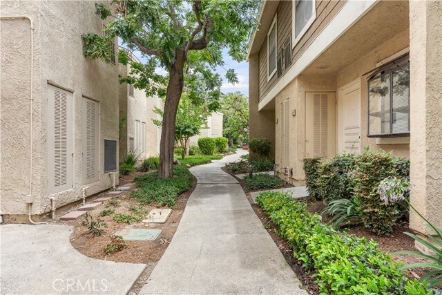 Building Photo - 240 Pineview
