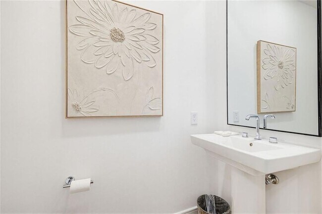 Building Photo - 2425 Peachtree Rd NE