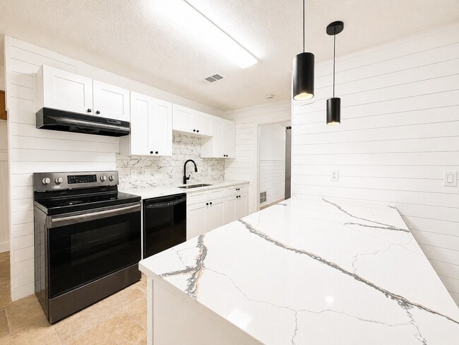 Building Photo - 7 Carol Ct