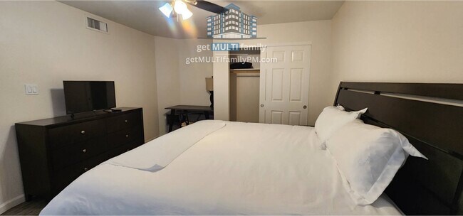 Building Photo - 515 W Pebble Beach Dr