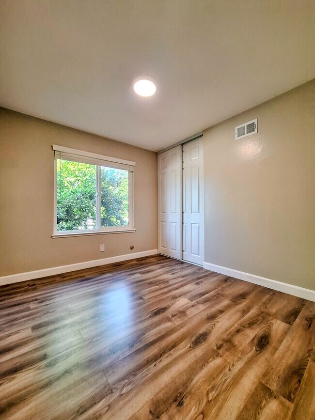 Building Photo - Beautiful & Spacious 3bd Townhouse w/Detached Garage