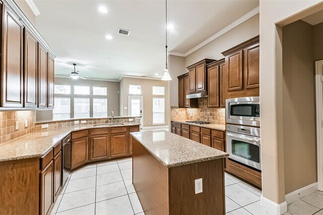 Building Photo - 13911 Desert Trace Ct