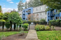 Building Photo - Tualatin Greens 2 bedroom/2 bath Condo