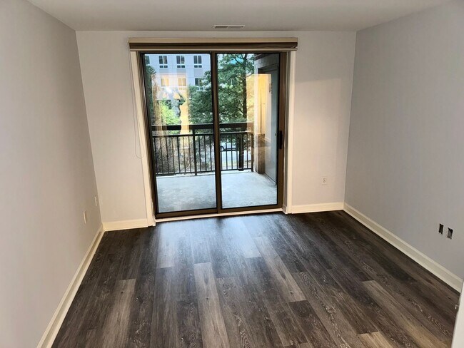 Building Photo - Updated 1BR Condo with Parking Near Virgin...