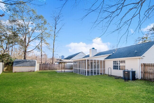 Building Photo - Inviting and Spacious 3 Bedroom Home in Summerville