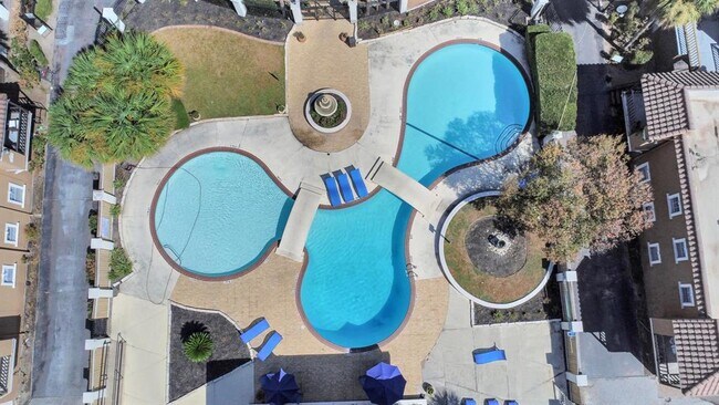 Building Photo - 2744 Briarhurst Dr