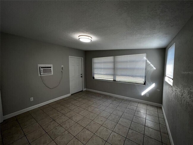 Building Photo - 1931 Carrigan Ave