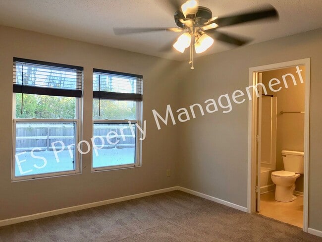 Building Photo - Beautiful 3 Bedroom 2 Bathroom Ranch Style Home in Lawrence!