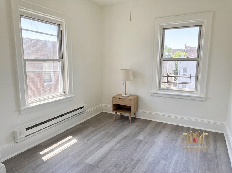 Building Photo - 640 E 239th St
