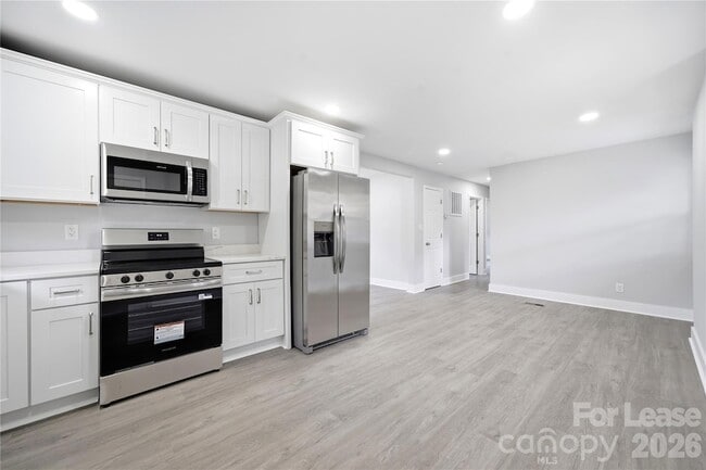 Building Photo - 553 Derrydowne Dr