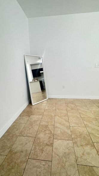 Building Photo - 420 W 77th St