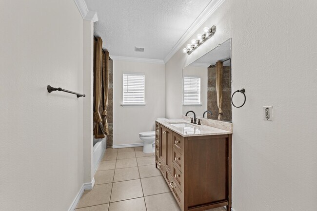 Building Photo - 842 E 29th St