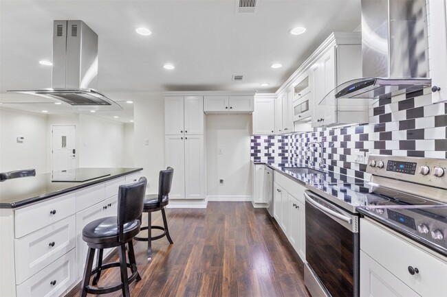 Building Photo - 1918 Crestdale Dr