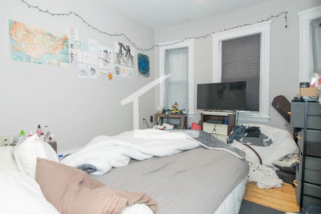 Building Photo - Spacious 7 bed in Allston.... 2.5 Bath!!