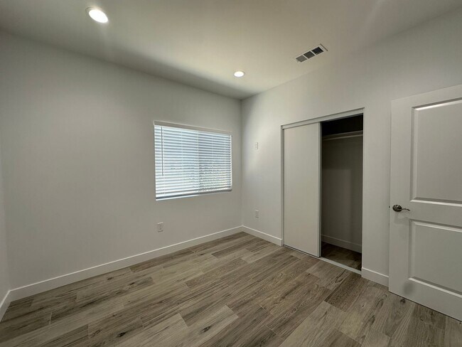 Building Photo - Willow Cir