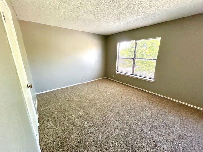 Building Photo - **MOVE-IN SPECIAL** MUST SEE! 3 Bedroom / ...