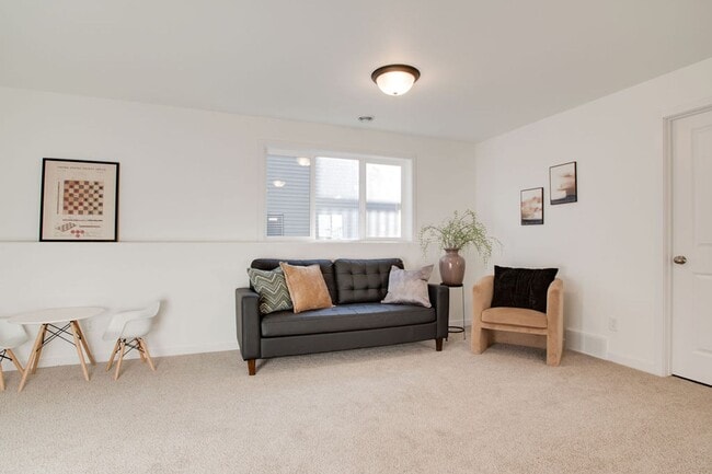 Building Photo - 3 Bed 3 Bath Single Family Home