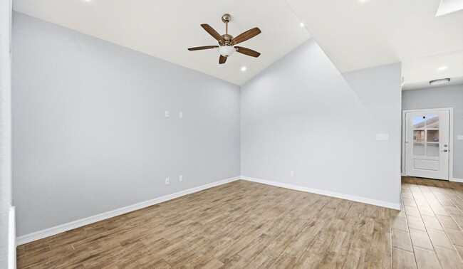Building Photo - New Rental! Updated 3-bedroom/2 bath town home