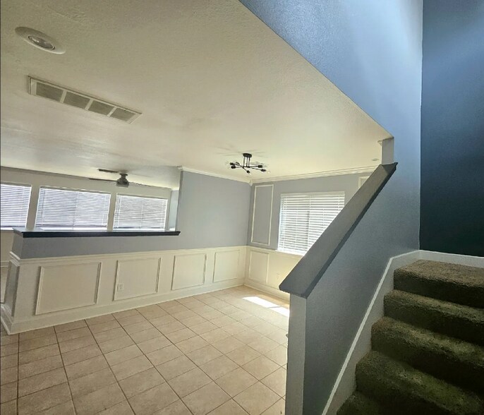 Building Photo - 11944 Chanteloup Dr