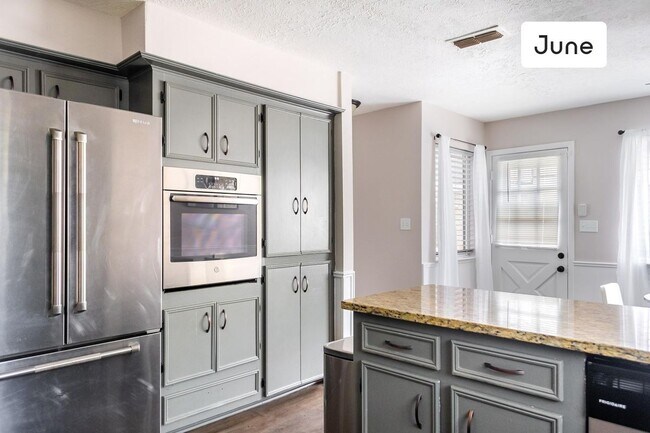 Building Photo - ROOM ONLY in 4-bed/2.0-bath Home