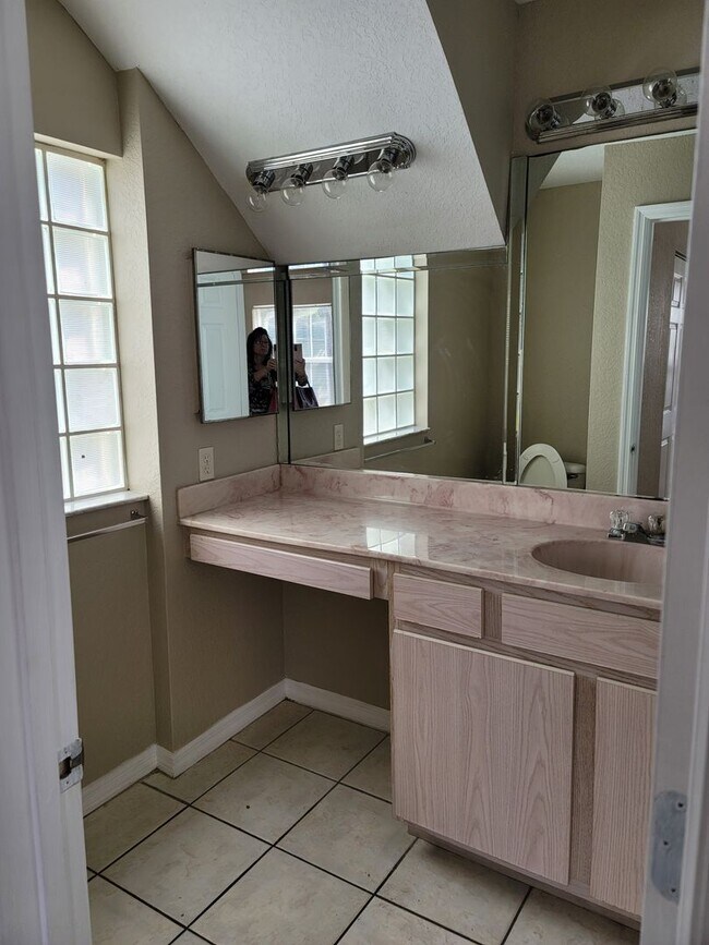 Building Photo - Large Sunridge Palms townhome across from USF!